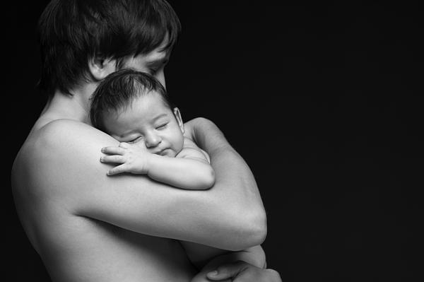 father-holding-his-newborn-baby-pavlo-kolotenko